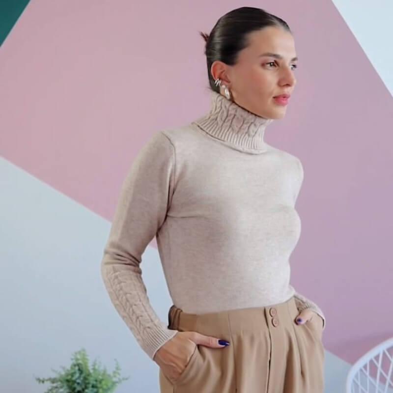 Blusa Bia Gola Alta Trabalhada - Velvett 