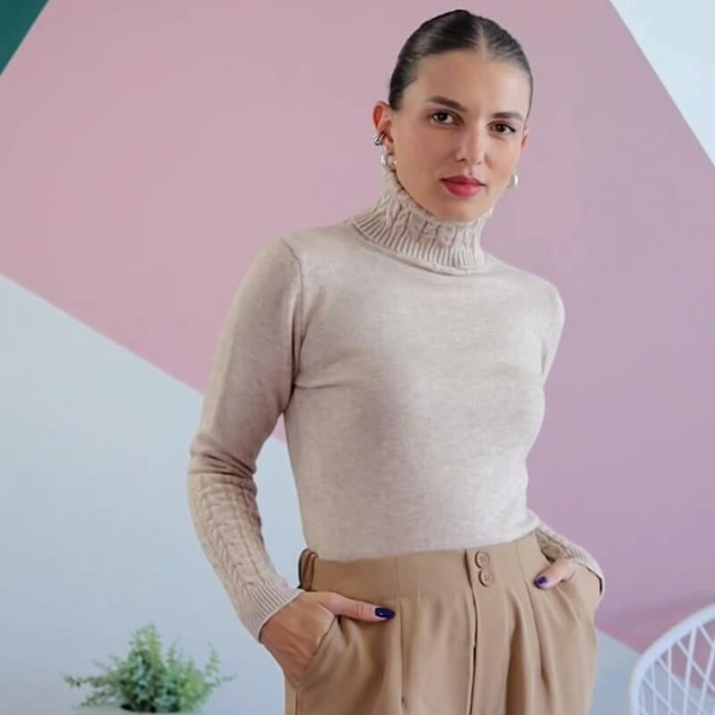 Blusa Bia Gola Alta Trabalhada - Velvett 