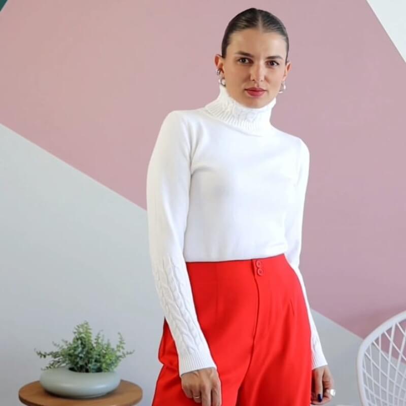 Blusa Bia Gola Alta Trabalhada - Velvett 